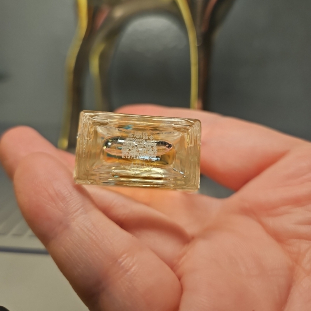 Moroccanoil L'Originale Eau de Parfum - Blue Cap with Gold Accents - Picture 3 of 6